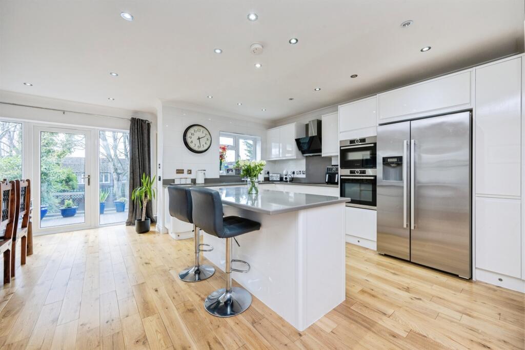 Additional image 33 of Mount Drive, Park Street, St. Albans