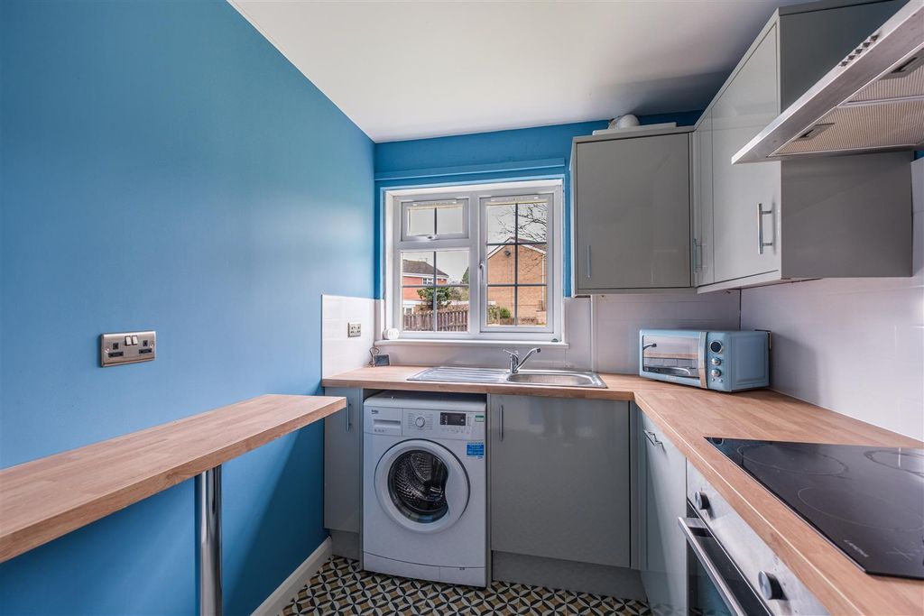 2 bed flat for saleCherrytree Place, Strathaven ML10 photo 3