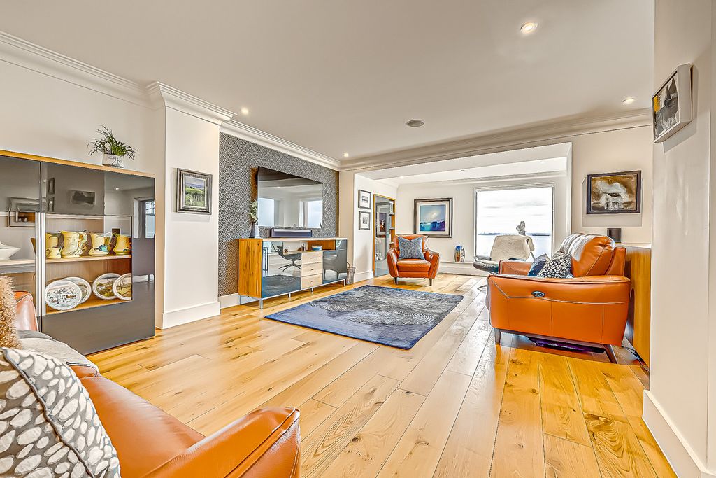 3 bed flat for saleThe Leas, Westcliff-On-Sea SS0 photo 5