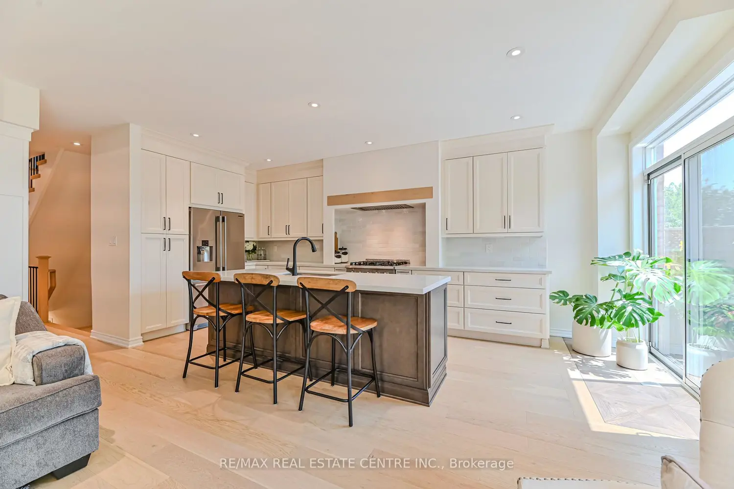 Additional image 5 of 2498 Longridge Crescent