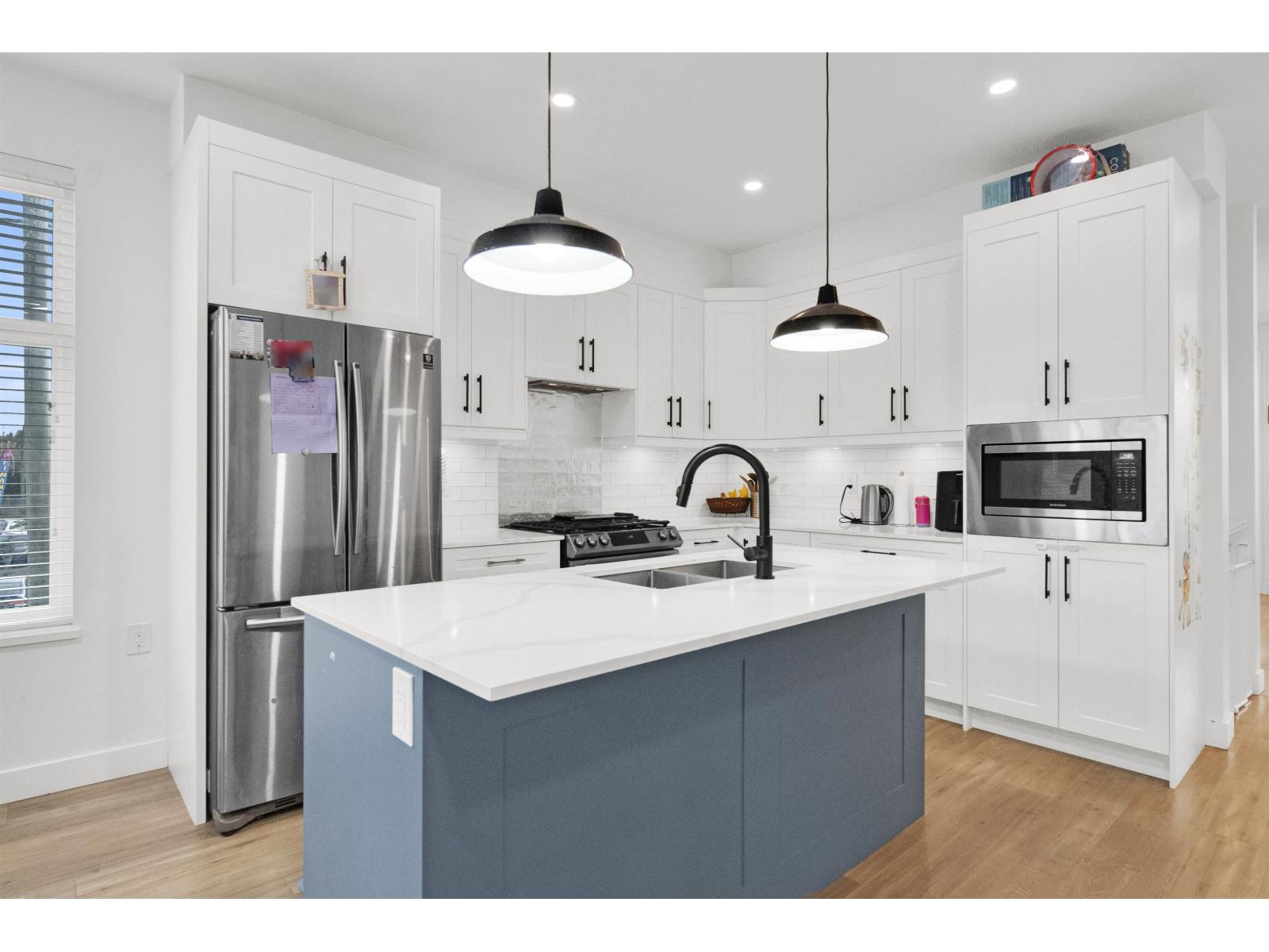 Primary image of 10 21688 52 AVENUE