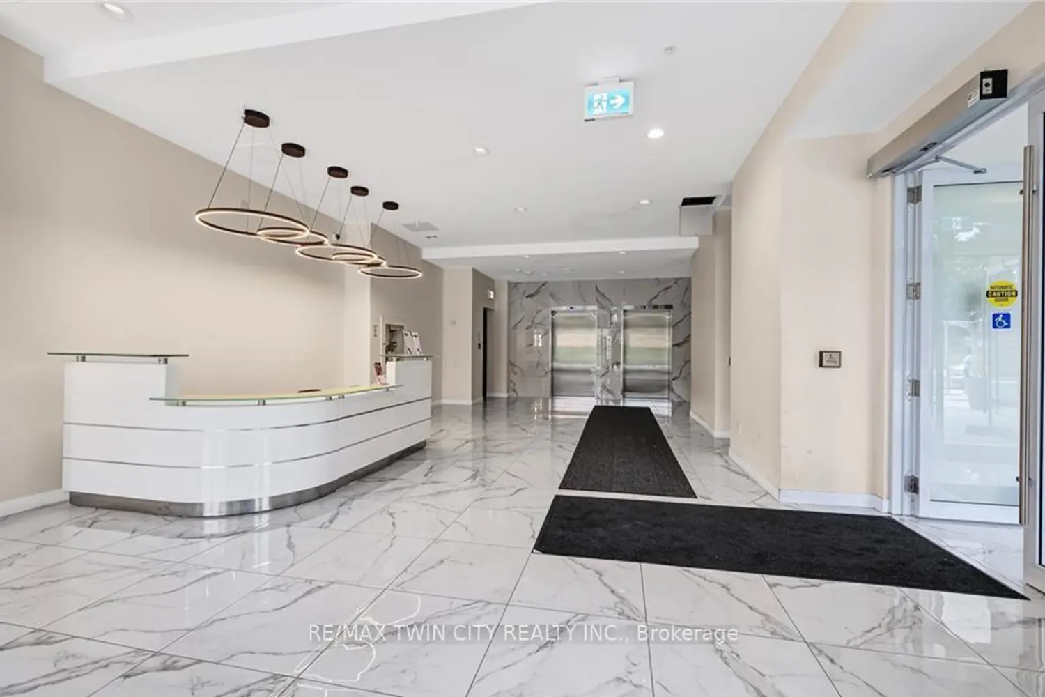 128 King Street 807 photo 2