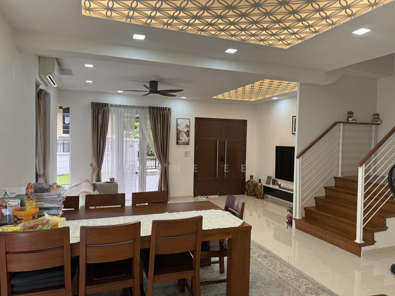 Additional image 4 of Burgundy Crescent