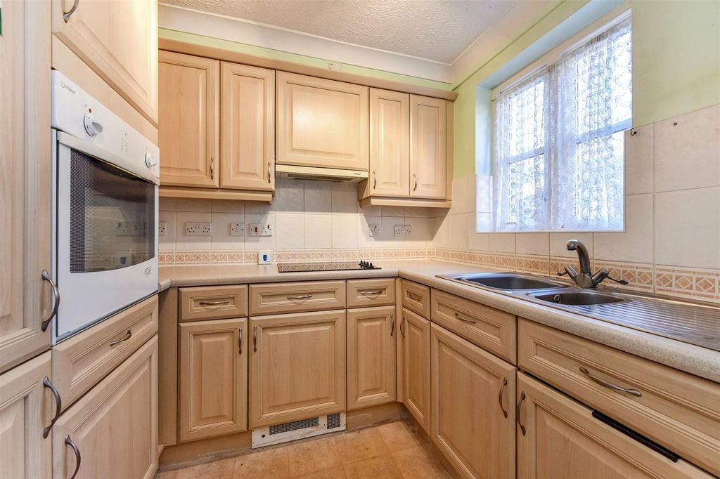 1 bed flat for saleDeanery Close, Chichester PO19 photo 2