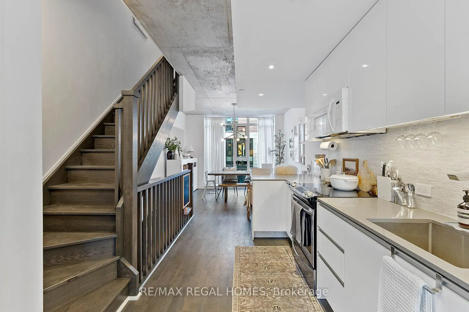 1238 Dundas Street Th110