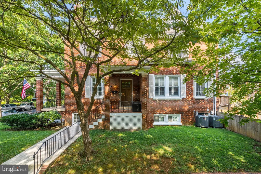 2243 NW 40th Street NW, Washington, DC 20007