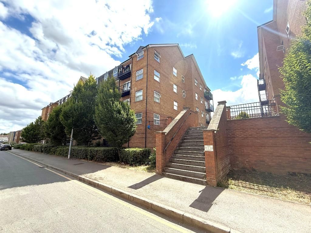 2 bed flat for saleHolly Street, South Luton, Luton, Bedfordshire LU1