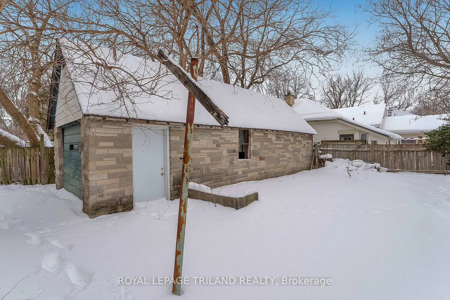 686 Elias Street photo 4