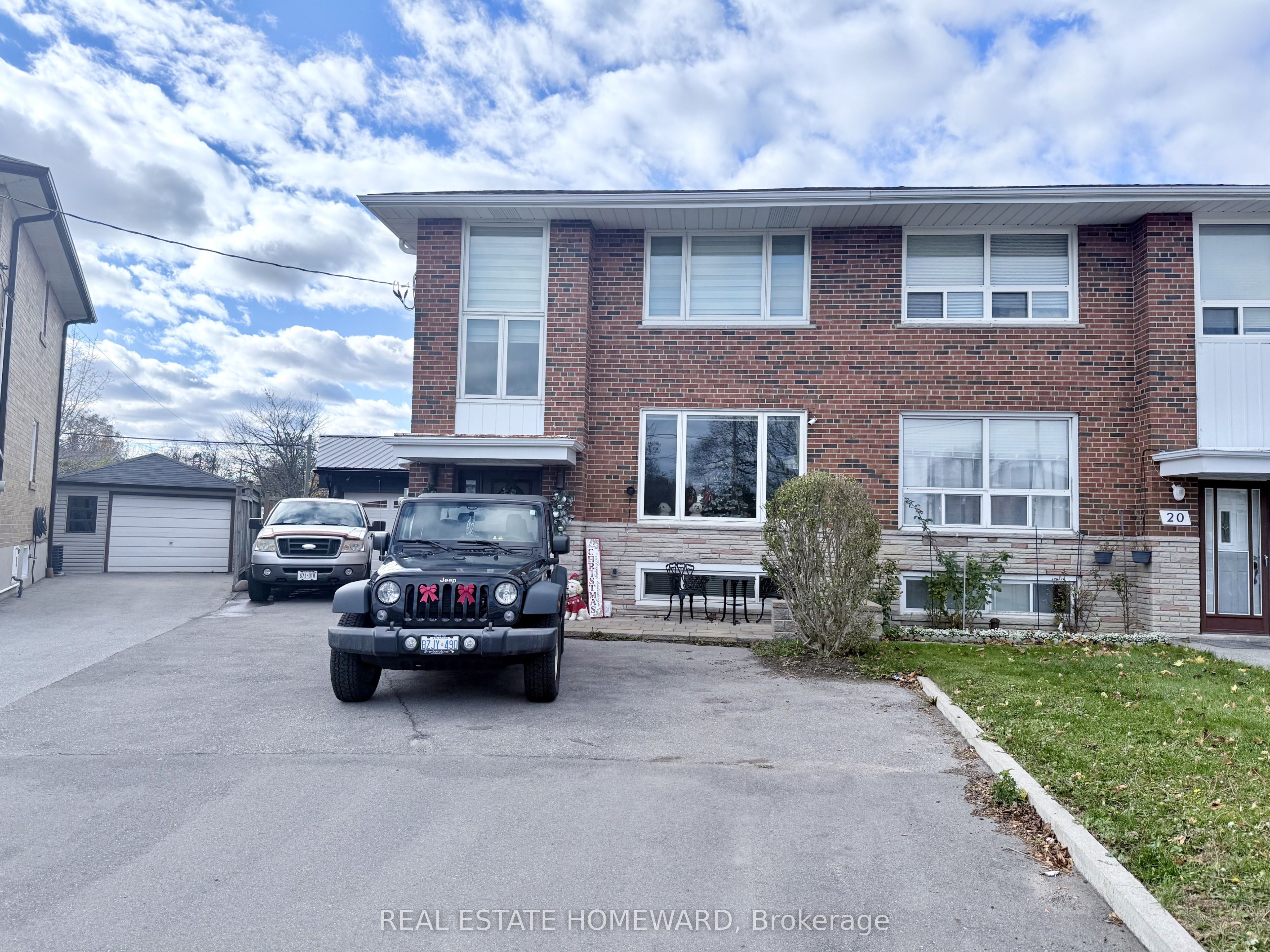 18 Wyndcliff Crescent, Toronto, ON, M4A 2K1