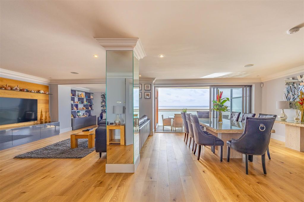 3 bed flat for saleThe Leas, Chalkwell SS0 photo 5