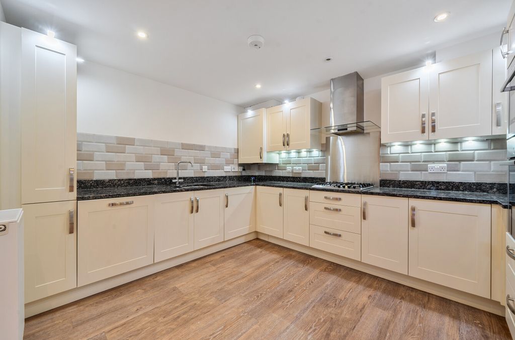 Additional image 5 of 3 bed flat for saleMilesdown Place, Winchester, Hampshire SO23