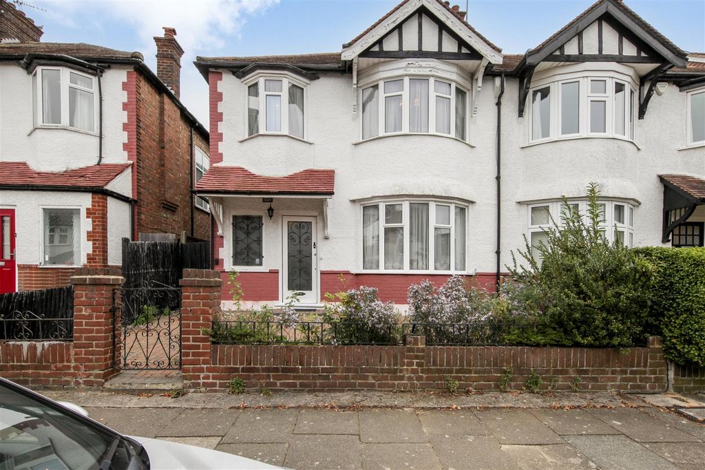 3 bed semi-detached house for saleCyprus Gardens N3