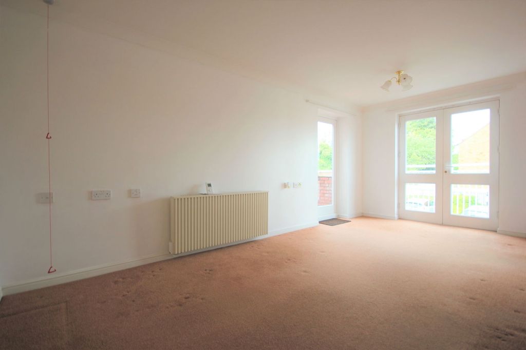 2 bed flat for saleWorcester Road, Malvern, Worcestershire. WR14 photo 5