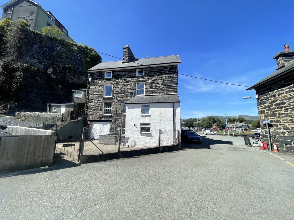 3 bed flat for saleCorn Hill, Porthmadog, Gwynedd LL49
