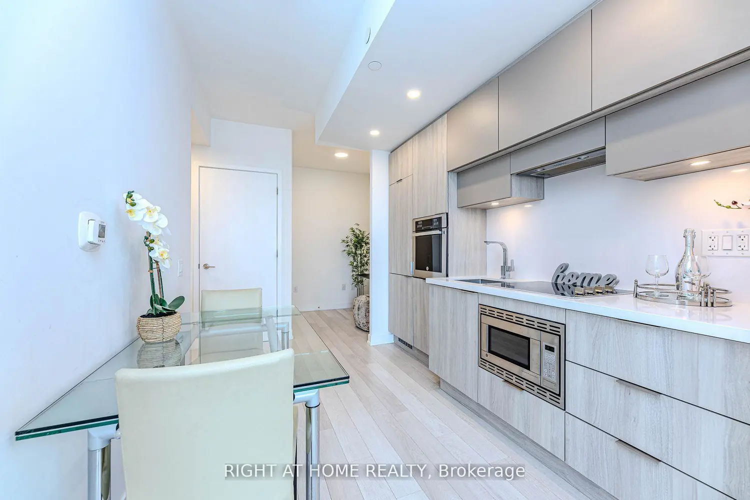 Additional image 3 of 39 Roehampton Avenue 1301