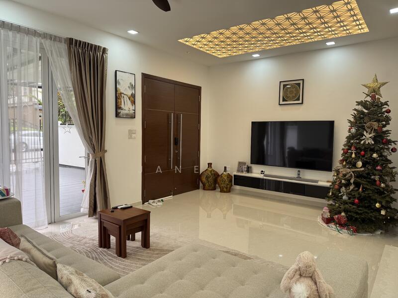 Additional image 3 of Burgundy Crescent