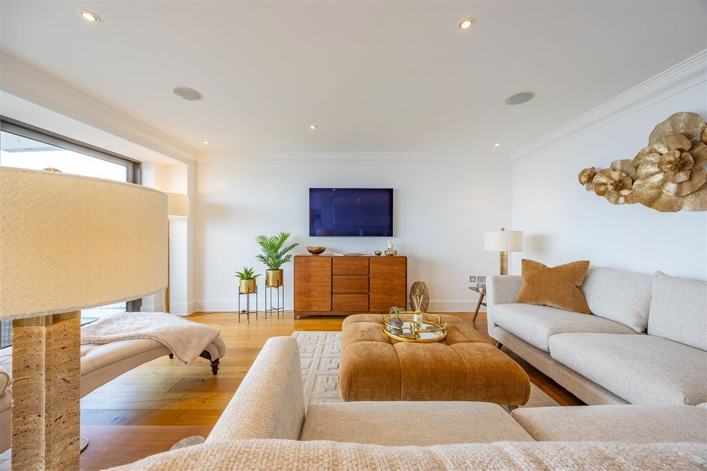 2 bed flat for saleThe Shore, Chalkwell SS0 photo 4