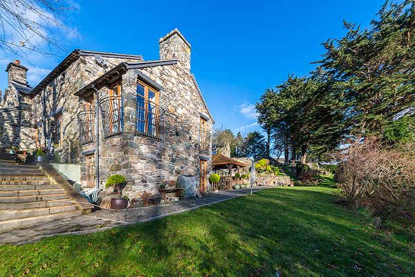 3 bed equestrian for saleLlanegryn LL36 photo 4