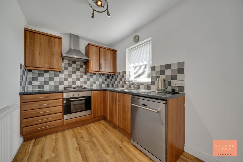2 bed flat for saleHigh Street, Abertridwr CF83 photo 3