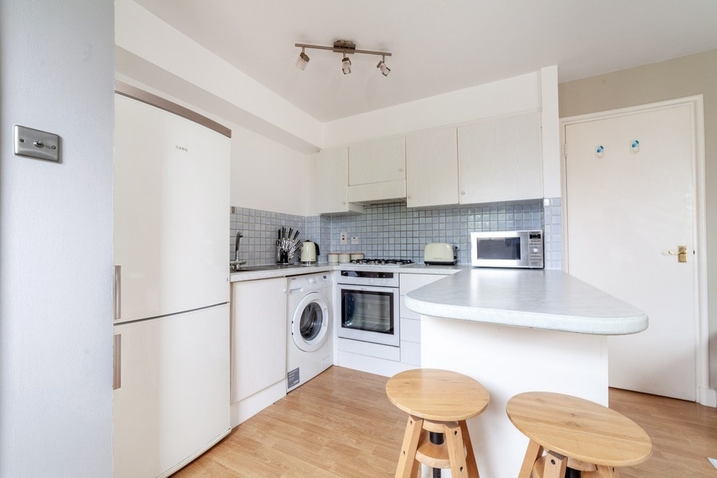 1 Bed Flat, China Court, E1W, N1 7GU