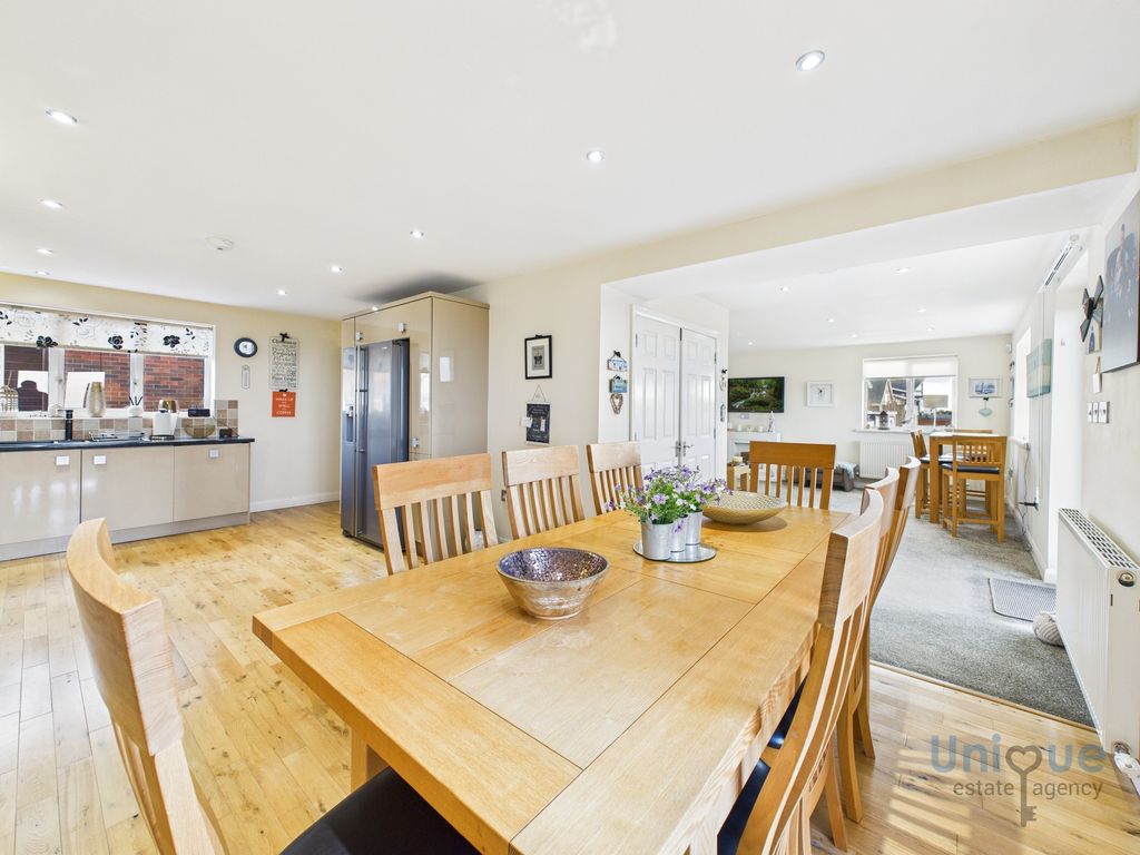 3 bed terraced house for saleSummerfields, Lytham St. Annes FY8 photo 5