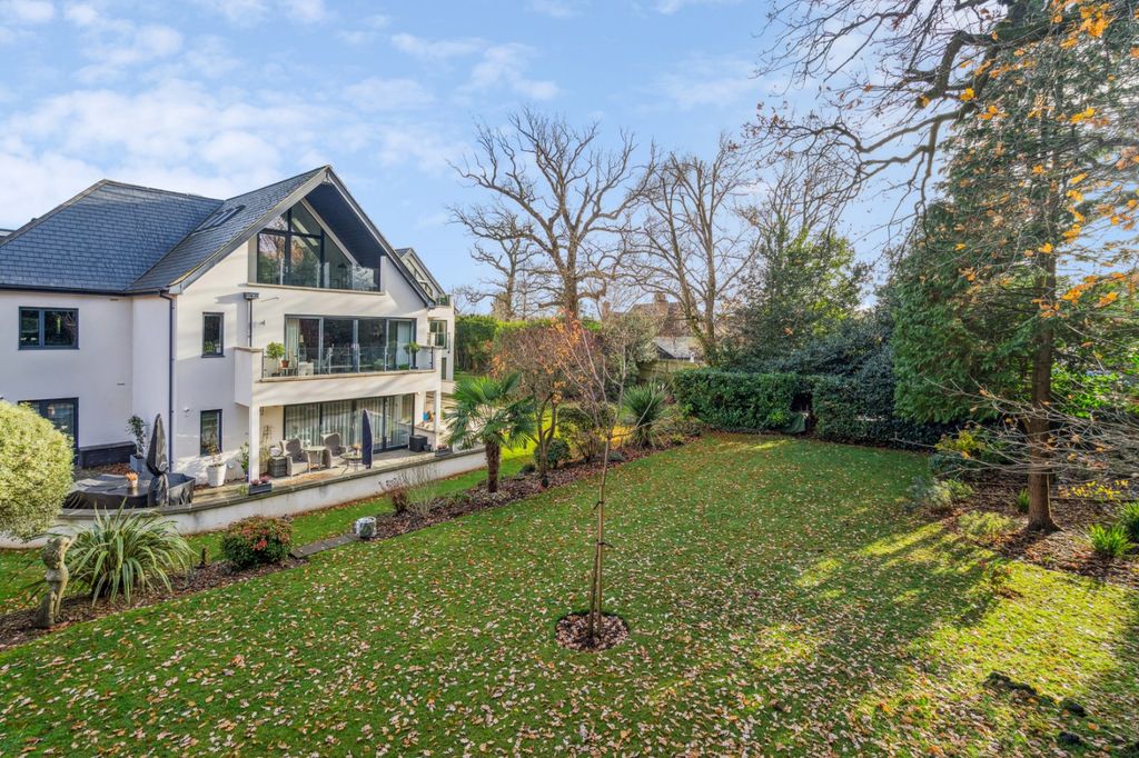 Additional image 12 of 3 bed flat for saleSouth Park Crescent, Gerrards Cross, Buckinghamshire SL9