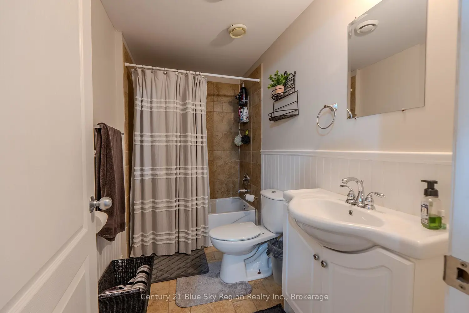 Additional image 12 of 557 Demers Street