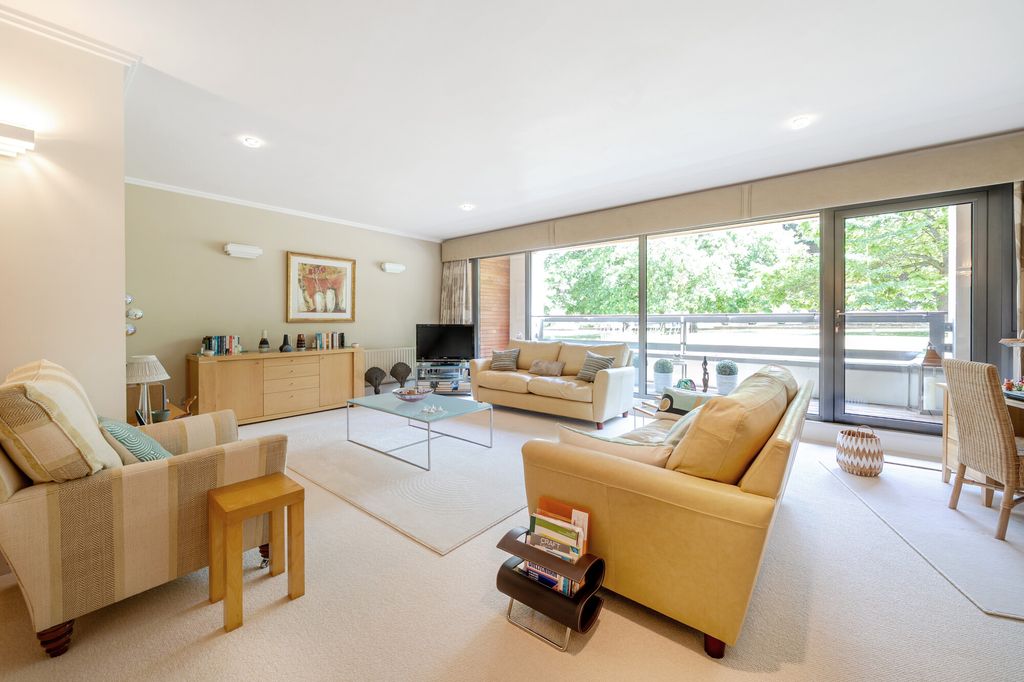 2 bed flat for saleMontpellier Grove, Cheltenham GL50 photo 3