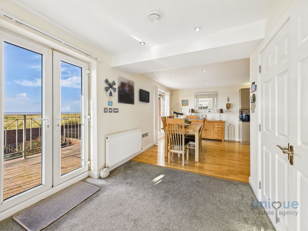3 bed terraced house for saleSummerfields, Lytham St. Annes FY8 photo 4
