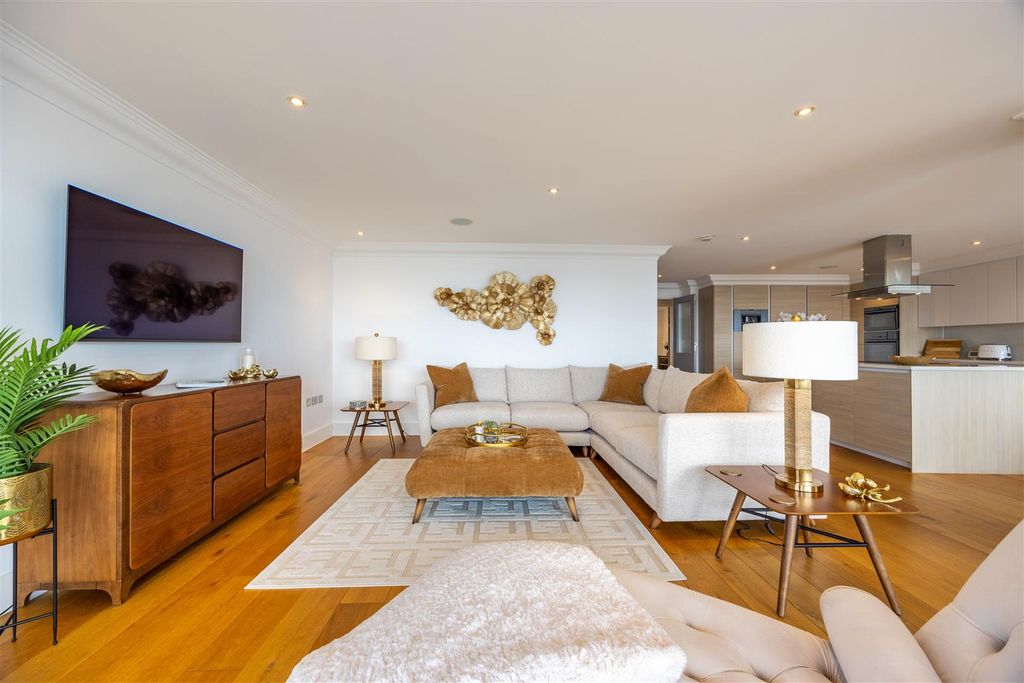 2 bed flat for saleThe Shore, Chalkwell SS0 photo 2