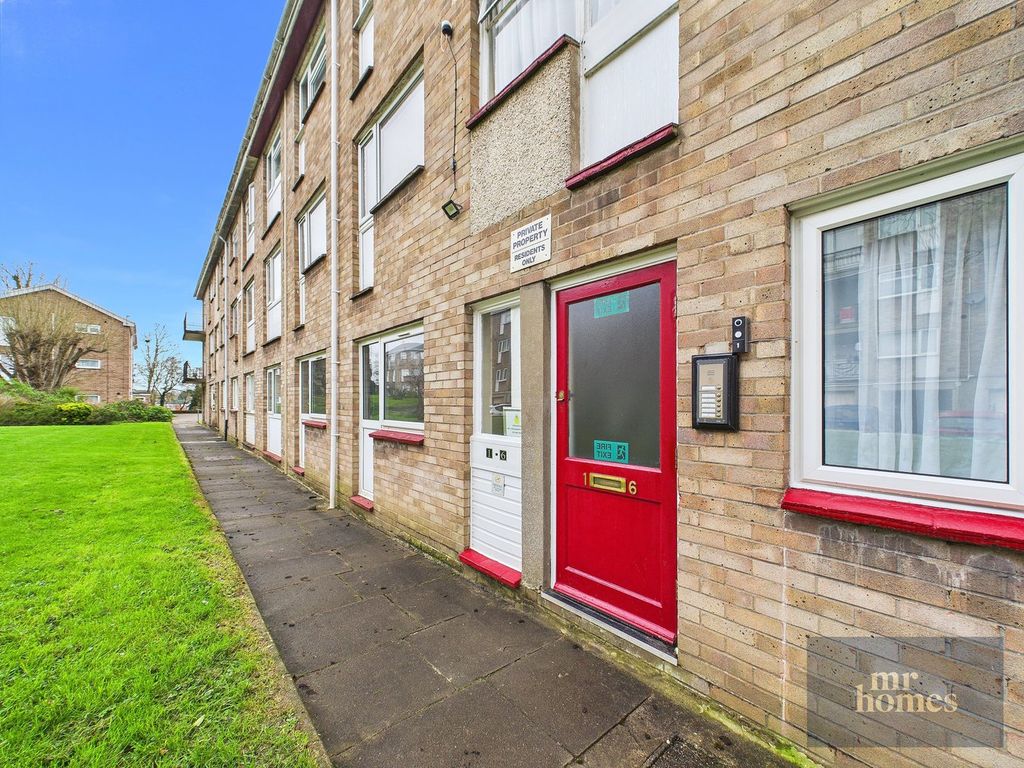 2 bed flat for saleQuarry Crescent, Cardiff CF5 photo 2