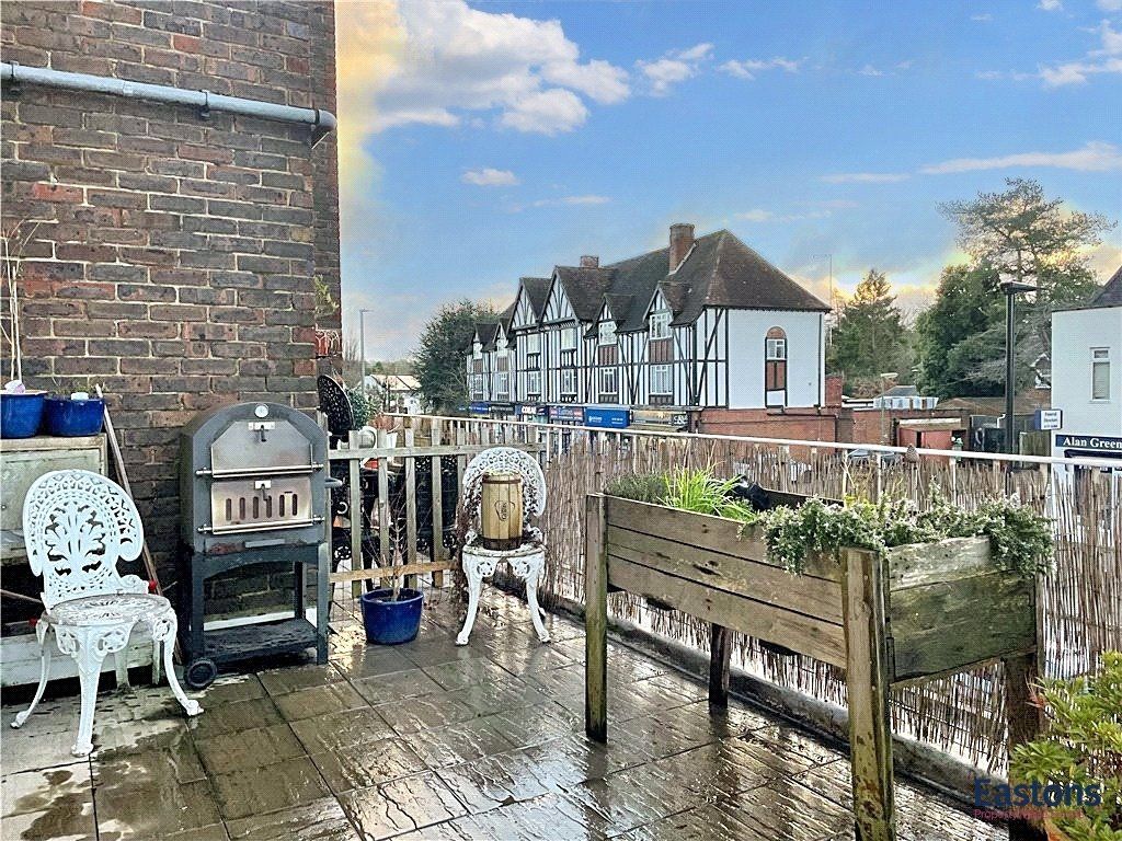 2 bed flat for saleTattenham Crescent, Epsom KT18 photo 3