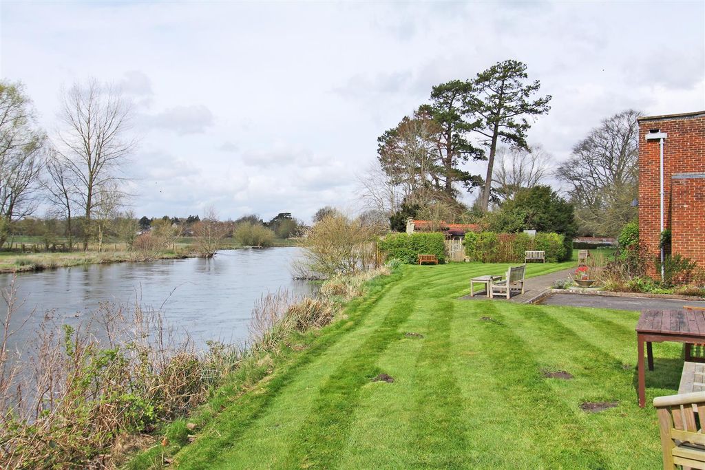 2 bed flat for saleThe Close, Salisbury SP1 photo 2