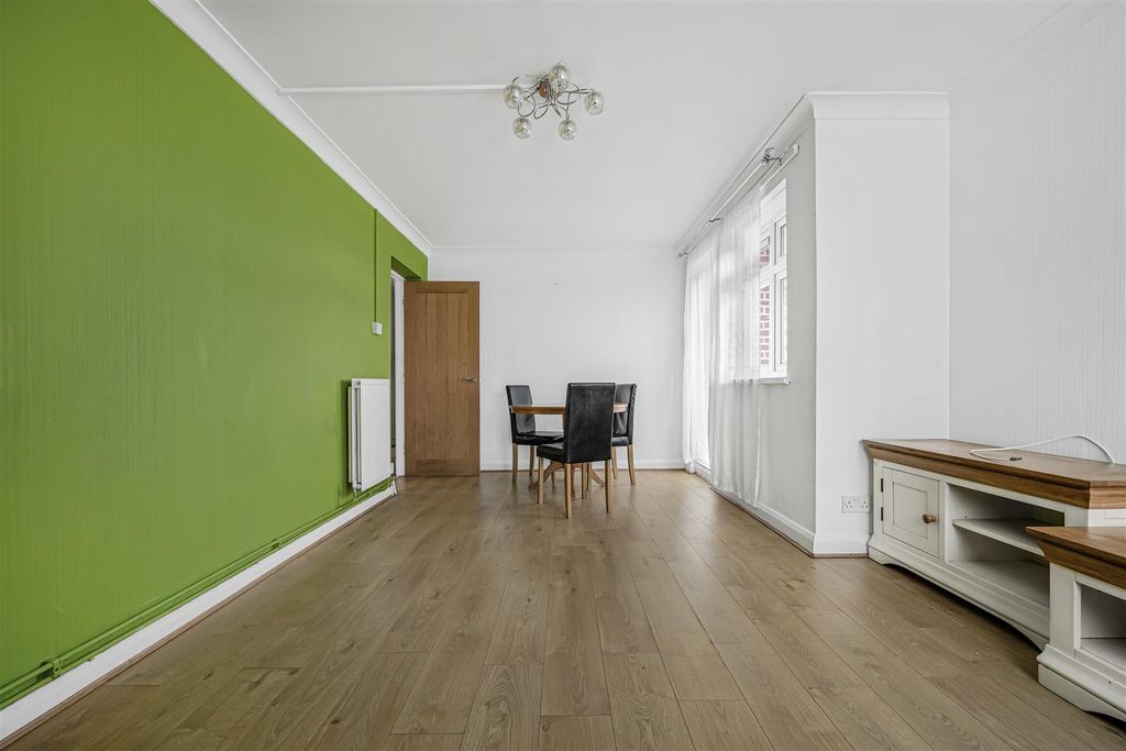 3 bed flat for saleSt. Leger Crescent, St. Thomas, Swansea SA1 photo 2