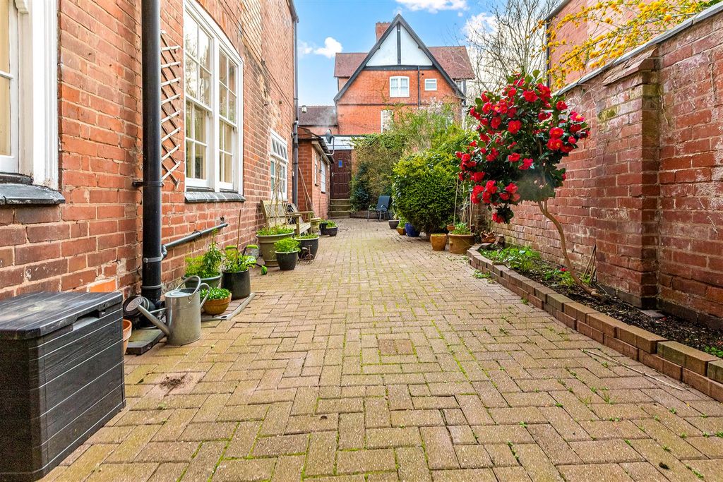 3 bed flat for saleStoneygate Road, Leicester LE2 photo 4