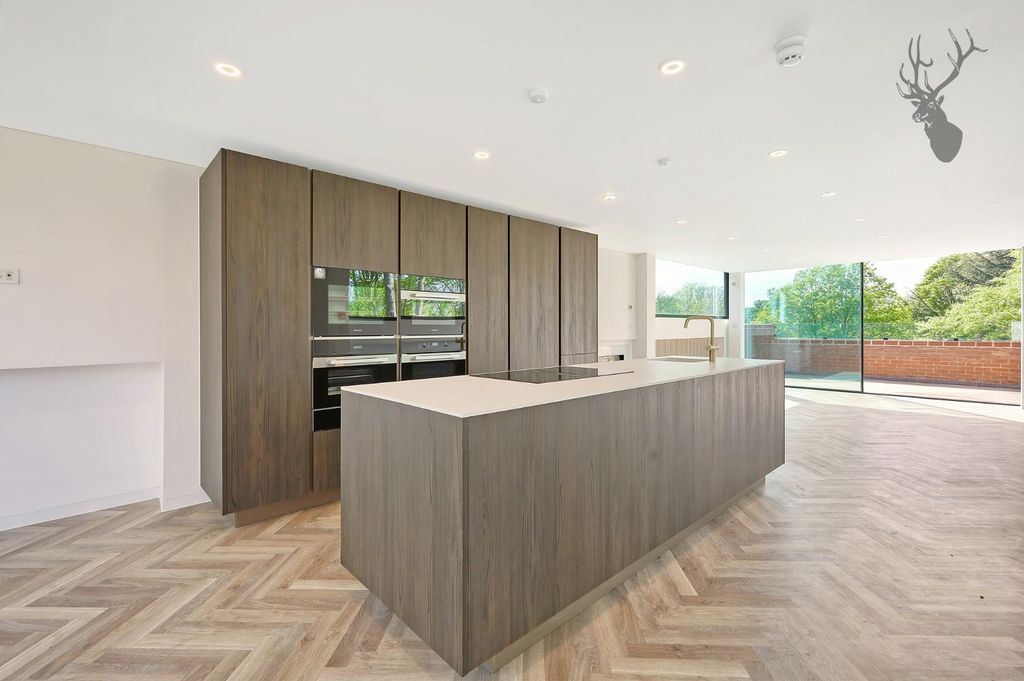 3 bed flat for saleWoodredon House, Epping EN9 photo 3