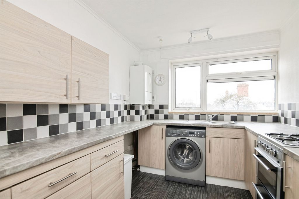 2 bed flat for saleWolverhampton Street, Wednesbury WS10 photo 3