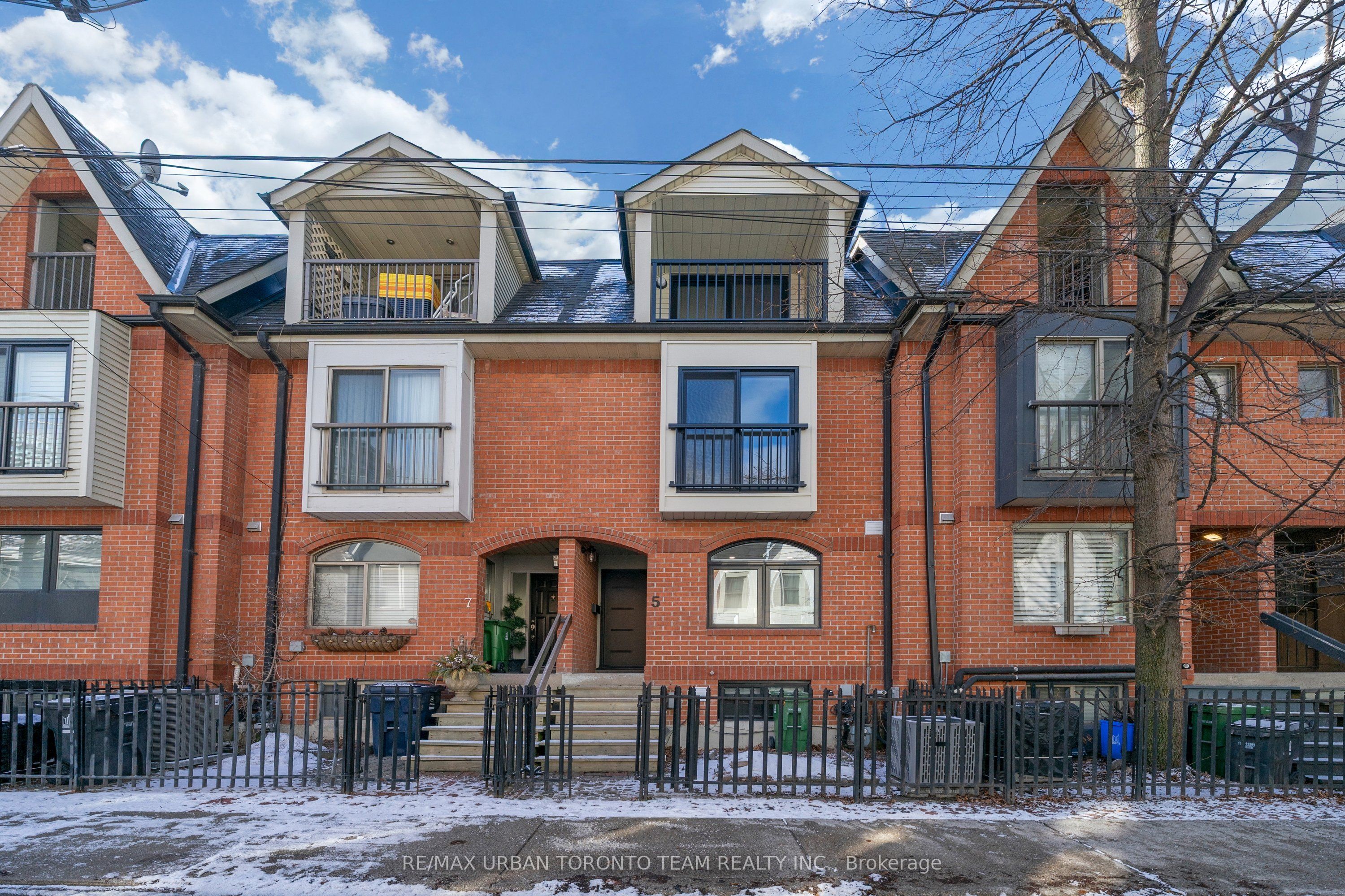 5 Wascana Avenue, Toronto, ON, M5A 1V6