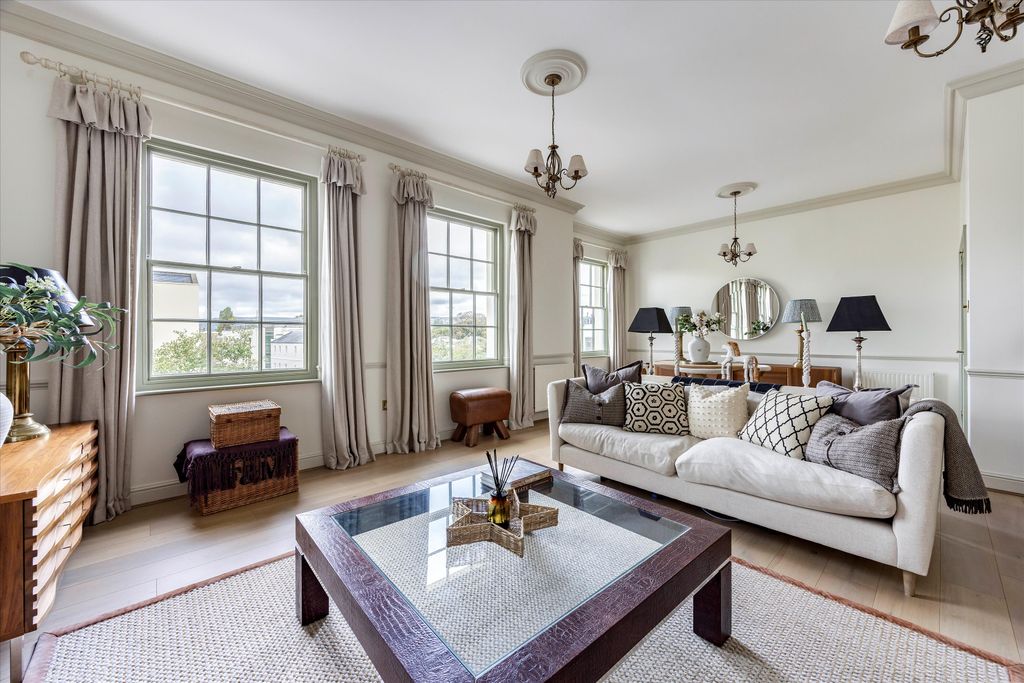 2 bed flat for saleThe Broad Walk, Imperial Square, Cheltenham, Gloucestershire GL50 photo 3