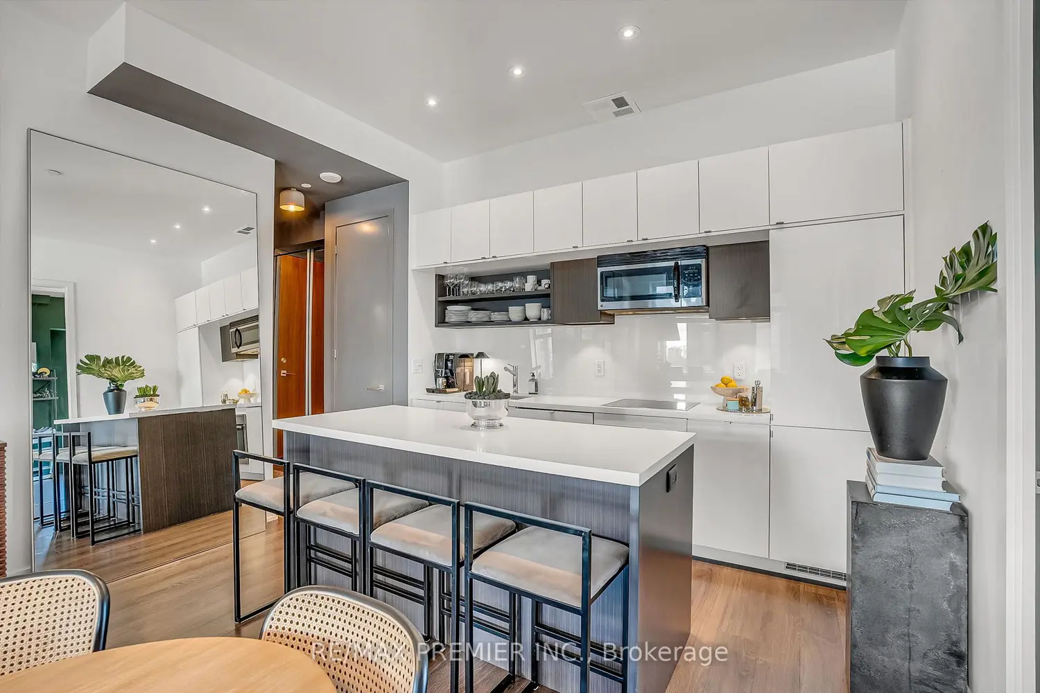 111 St. Clair Avenue 607 photo 4
