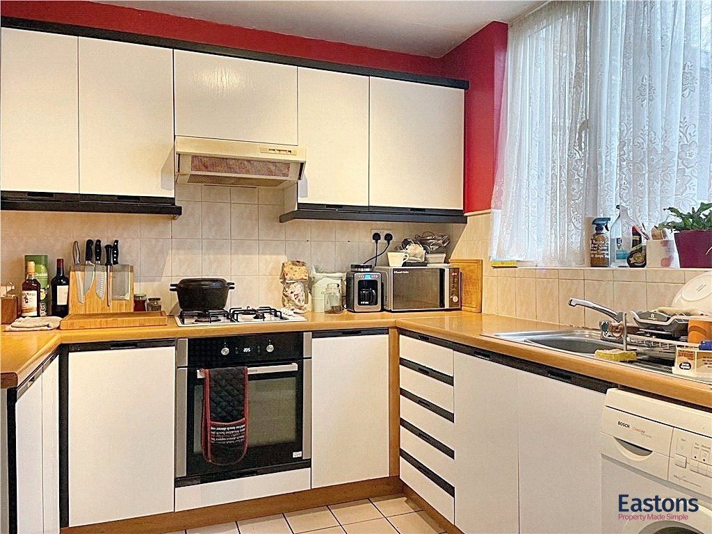 2 bed flat for saleTattenham Crescent, Epsom KT18 photo 4