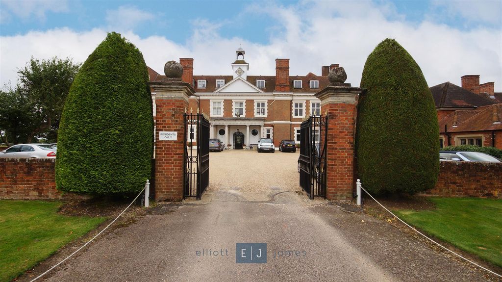 4 bed flat for saleHill Hall, Theydon Mount, Epping CM16
