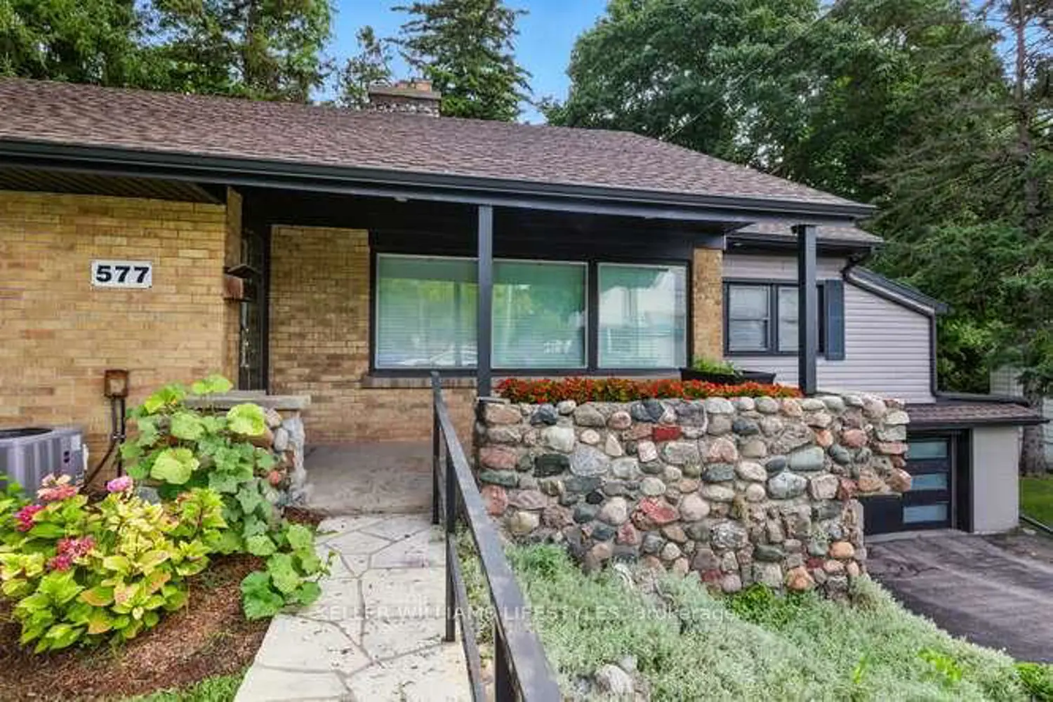 577 Wonderland Road photo 3