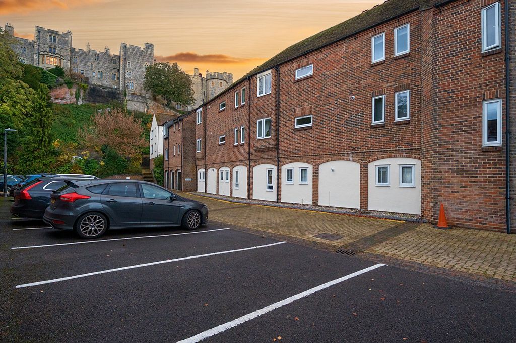 2 bed flat for saleChapter Mews, Windsor SL4