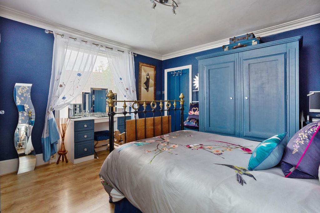 1 bed flat for saleMiddle Street, Harnham SP2 photo 3