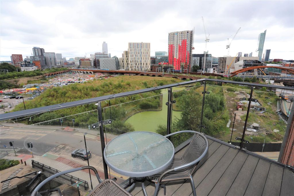 2 bed flat for saleMiddlewood Locks, Lockgate Square M5 photo 4