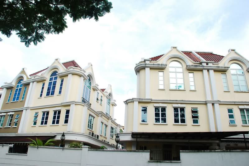 Additional image 25 of Burgundy Crescent