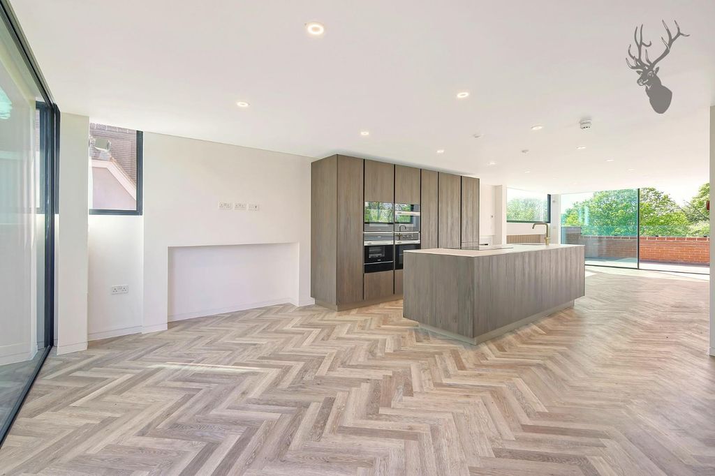 3 bed flat for saleWoodredon House, Epping EN9 photo 2