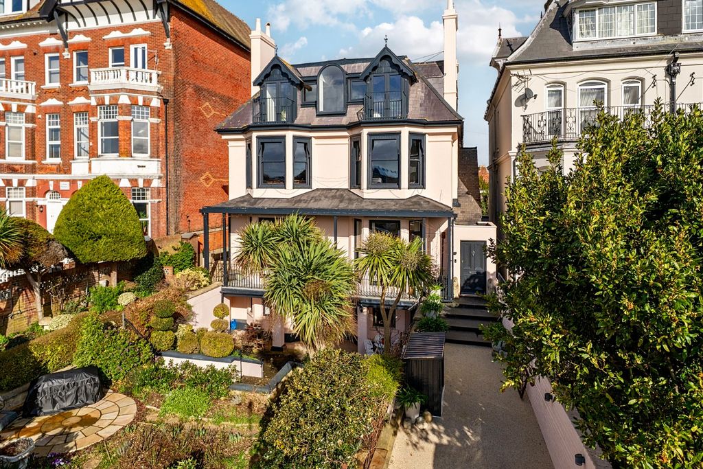 2 bed flat for saleSouth Parade, Southsea, Hampshire PO5