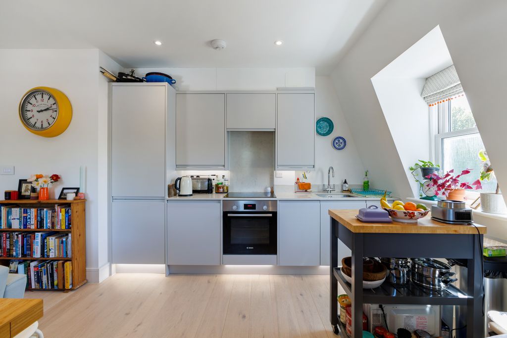 1 bed flat for saleStation Road, Bourne End SL8 photo 2